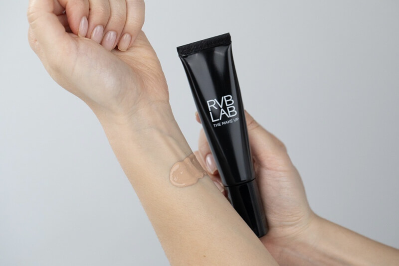 RVB LAB Make Up Illuminating Light Foundation Lekki podkład rozświetlający (nr 33) 30 ml
