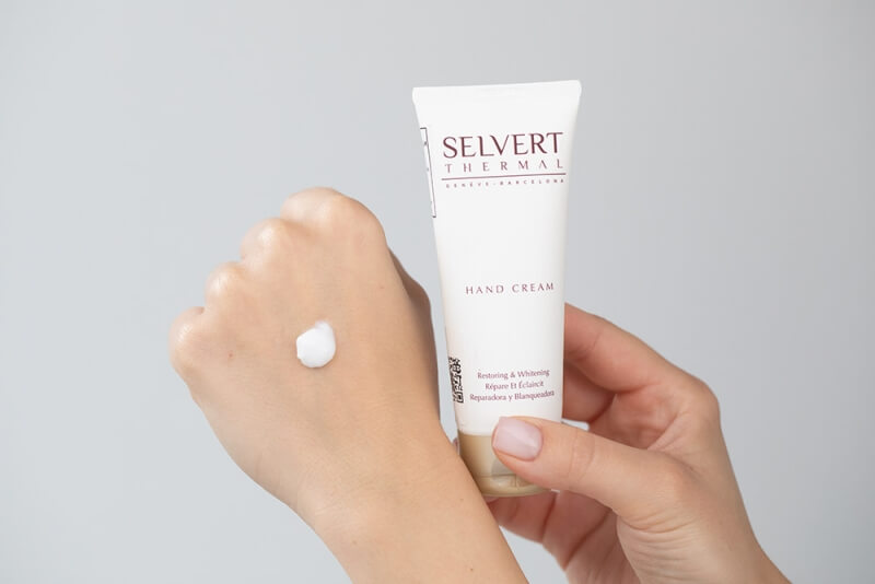 Selvert Thermal Hand Cream + Vitalizing Body Emulsion + Plażowa Torba I Love Topestetic ZESTAW Krem do rąk 75 ml + Emulsja na ciało 200 ml + Torba (kolor naturalny ) 1 szt