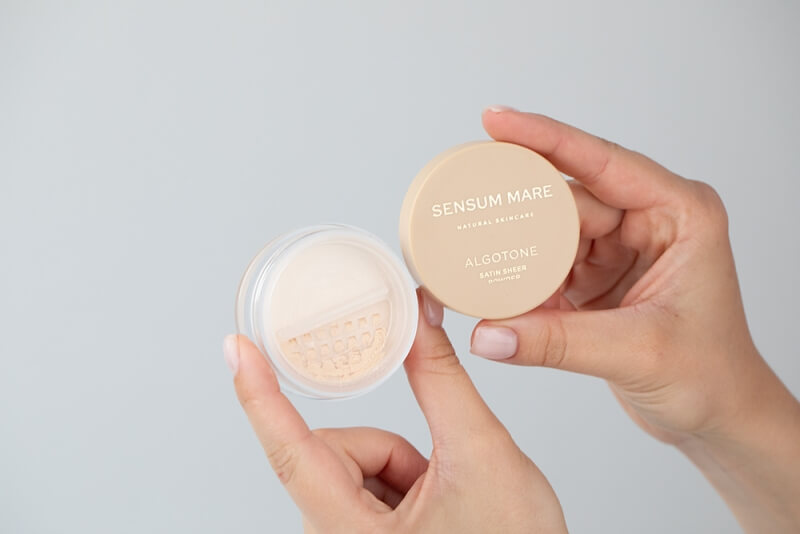 Sensum Mare AlgoTone Satin Sheer Powder Set ZESTAW Transparentny puder sypki (kolor Satin) 10 g + Aksamitnie miękki puszek do pudru 1 szt