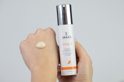 Image Skincare Pielęgnacja Przeciwstarzeniowo - Rozświetlająca ZESTAW Intensywna redukcja cieni i obrzęków pod oczami 15 ml + Nawilżający i wygładzający zmarszczki lekki krem 50 ml + Kosmetyczka 1 szt