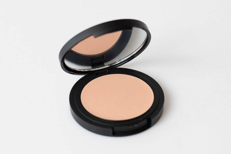 Skeyndor Vitamin C Brightening Compact Concealer Rozświetlający korektor w kompakcie (kolor 01) 4,2 g