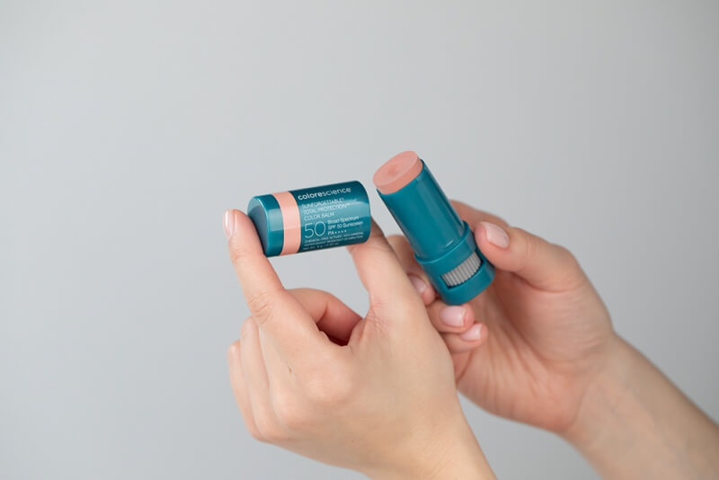 Colorescience Face Shield ZESTAW Minerały w emulsji do twarzy (kolor Fair) 55 ml + Balsam do ust oraz policzków SPF50 (kolor Blush) 9 g