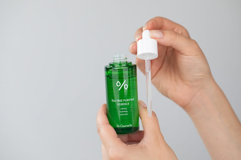 Dr Ceuracle Tea Tree Purifine Essence Kojąca esencja z hydrolatem z drzewa herbacianego łagodzi i nawilża cerę 50 ml