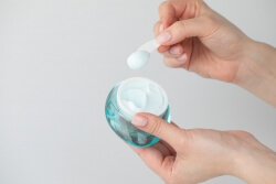 Thalgo Revitalising Set ZESTAW Rewitalizujący krem na noc do skóry odwodnionej 50 ml + 7-dniowa kuracja nawilżająca 7 x 1,2 ml + Biała, pikowana