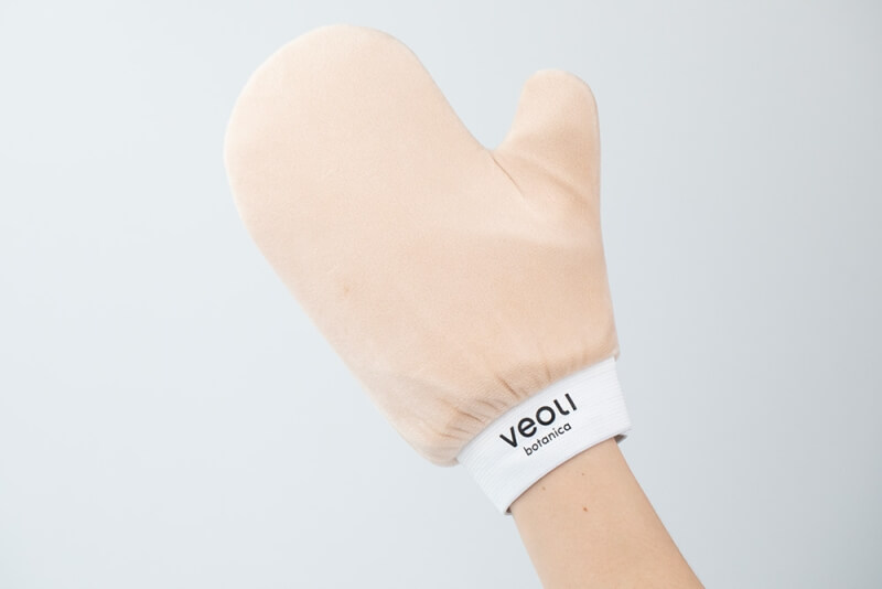 Veoli Botanica It’s Tan O’Clock + I gLove Tan ZESTAW Samoopalająca pianka z wodą kokosową i ekstraktem z brązowych alg 240 ml + Rękawica do aplikacji produktów brązujących 1 szt