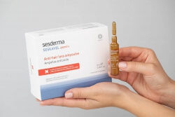 Sesderma Seskavel Anti-Hair Loss Shampoo + Ampoules ZESTAW Szampon przeciw wypadaniu włosów 200 ml + Ampułki przeciw wypadaniu włosów 12x8 ml