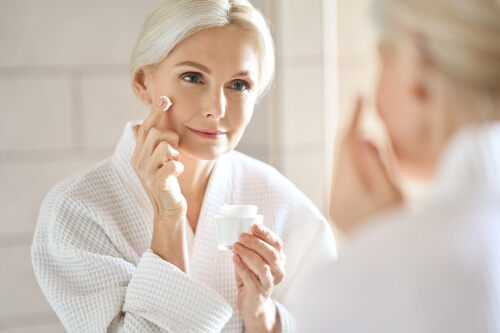 10 najlepszych kremów do twarzy dla skóry w okresie menopauzy