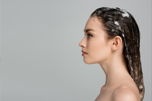 Jak stosować peeling do skóry głowy według kosmetologa