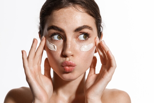 Retinal a retinol? Czym się różnią i kiedy je stosować