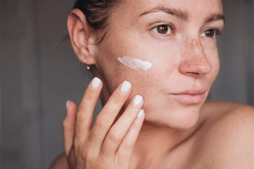 Longevity skincare - na czym polega ten trend w pielęgnacji?