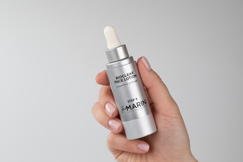Lotion korygujący wygląd skóry to bestseller od Jan Marini. Ma moc 3 kluczowych kwasów złuszczających