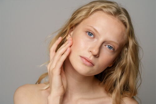Makijaż no make-up – jak uzyskać efekt drugiej skóry? Najlepsze podkłady, kremy BB, CC i tinty
