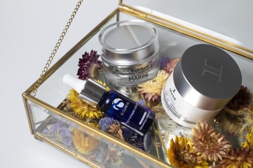 Retinol i kwasy złuszczające w jednym kosmetyku - dla kogo jest takie połączenie?