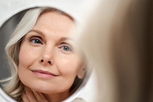 Retinol - jakie są jego efekty uboczne? Łuszczenie i sucha skóra to niektóre z nich