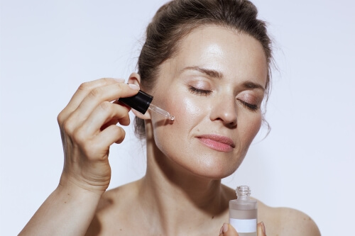 Retinol na przebarwienia - poznaj najbardziej skuteczne produkty okiem kosmetologa