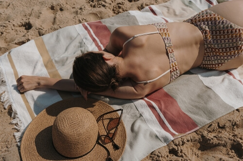 Te kosmetyki warto mieć w torbie plażowej