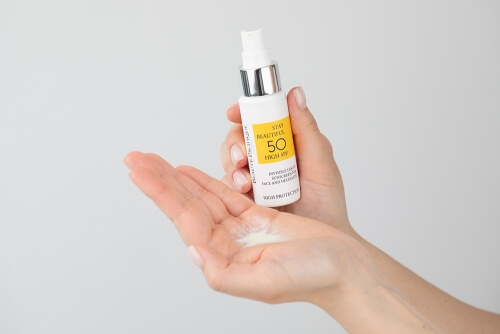 Ochrona przeciwsłoneczna SPF 50 jest podstawą świadomej rutyny pielęgnacyjnej