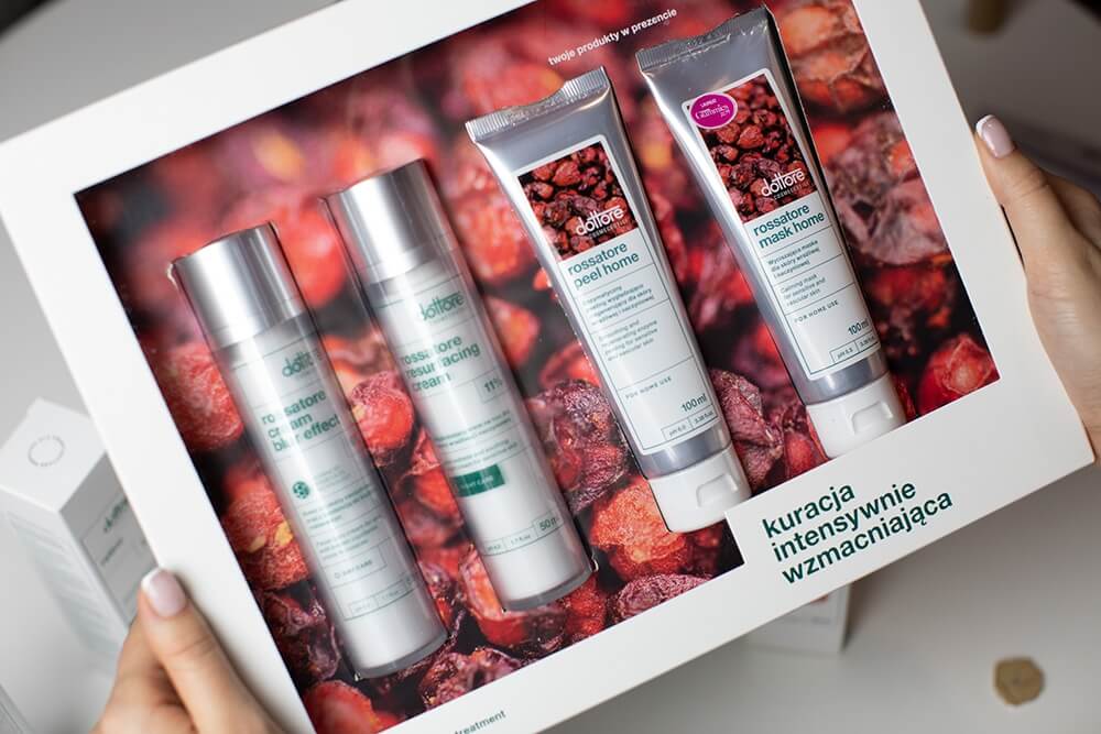 Dottore Rossatore Cream Blur Effect Krem do skóry naczyniowej z tendencją do trądzika różowatego 50 mlDottore Rossatore Resurfacing Cream Wygładzający krem na noc do cery naczyniowej i wrażliwej 50 mlDottore Rossatore Peel Home Enzymatyczny peeling wygładzająco–regenerujący dla skóry wrażliwej i naczyniowej 100 mlDottore Rossatore Mask Home Wyciszająca maska dla skóry naczyniowej 100 ml
