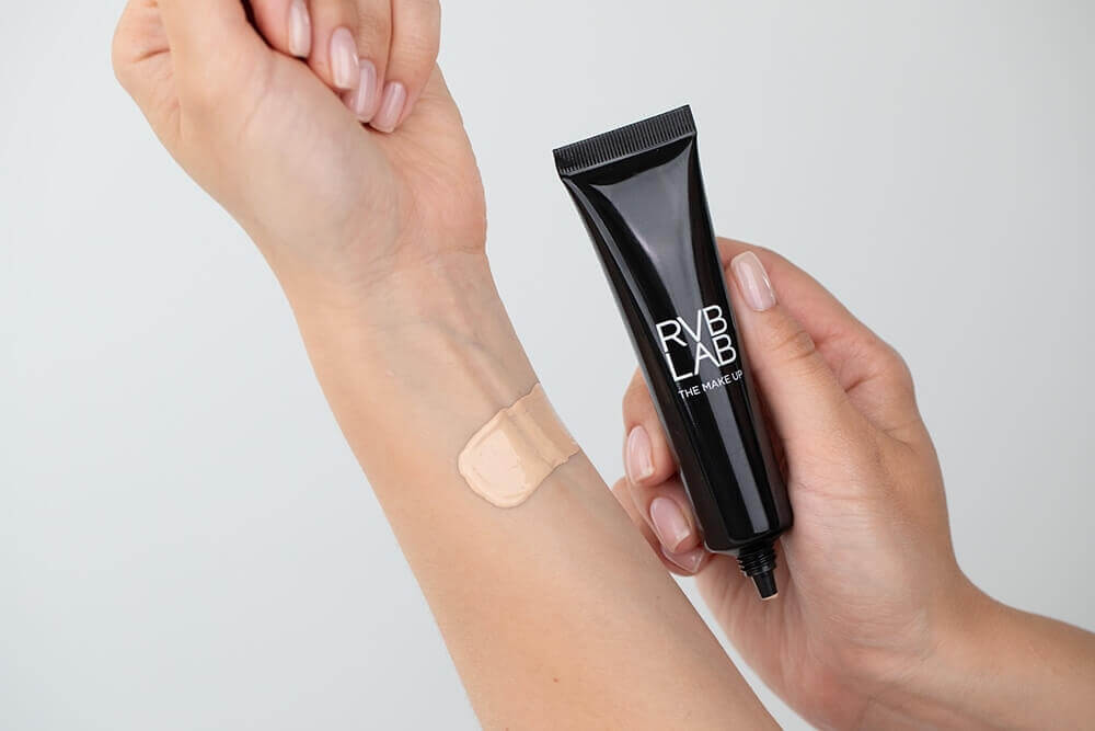 RVB LAB Make Up Illuminating Light Foundation Lekki podkład rozświetlający (nr 31) 30 ml