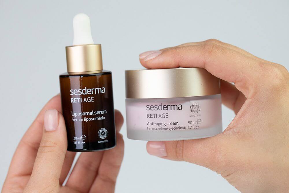 Sesderma Reti Age Cream + Reti Age Serum ZESTAW Krem przeciwzmarszczkowy 50 ml + Serum przeciwzmarszczkowe 30 ml + Kosmetyczka SesdermaSesderma Reti Age Cream Anti Aging Krem przeciwzmarszczkowy 50 mlSesderma Reti Age Serum Serum przeciwzmarszczkowe 30 ml