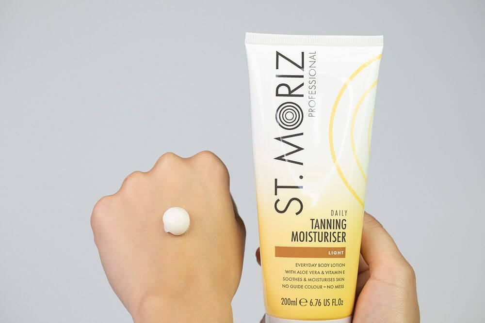 St Moriz Golden Glow Tanning Moisturizer Balsam nawilżający, stopniowo budujący opaleniznę 200 ml