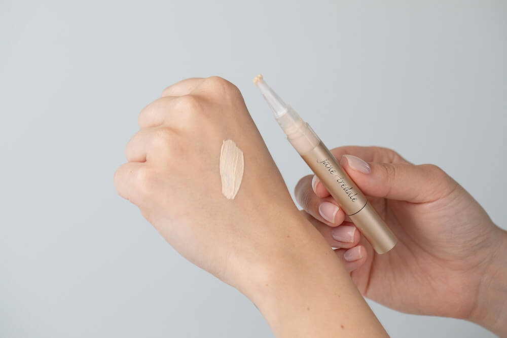 Jane Iredale Active Light Korektor pod oczy i rozświetlacz do twarzy w płynie (No1) 2 g
