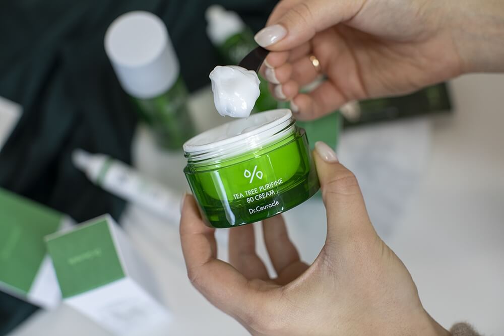 Dr Ceuracle Tea Tree Purifine 80 Cream Lekki nawilżający krem zawierający aż 80% ekstraktu z drzewa herbacianego i olej z liści drzewa herbacianego 50 g