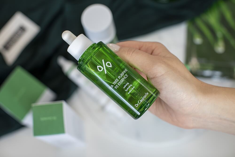 Dr Ceuracle Tea Tree Purifine 95 Essence Kojąca esencja z ekstraktem z drzewa herbacianego (aż 95%) łagodzi i nawilża cerę 50 ml