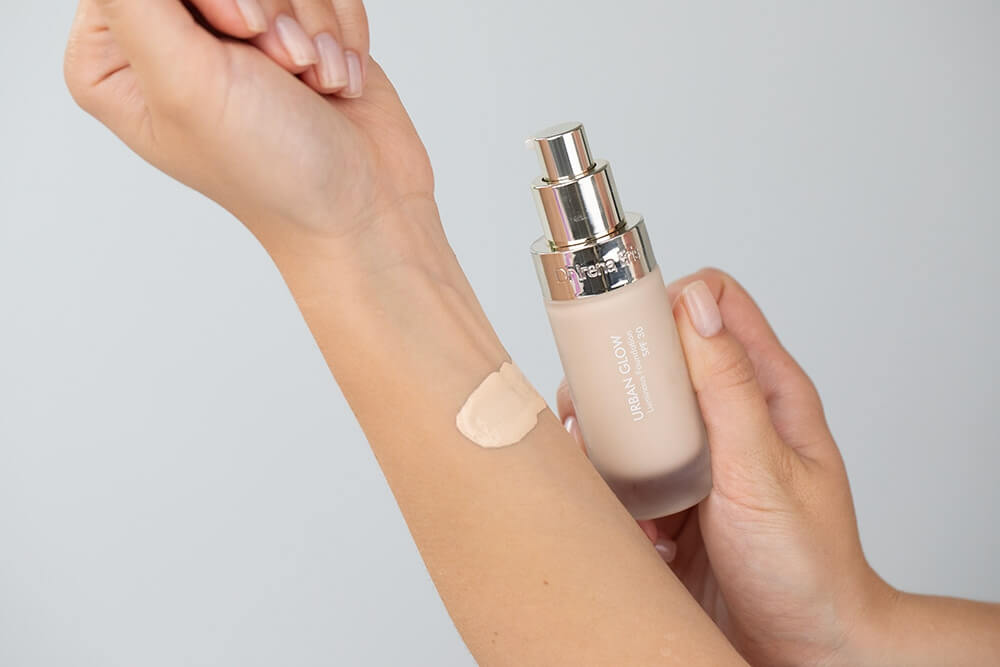 Dr Irena Eris Urban Glow Luminous Foundation Podkład rozświetlający (kolor 010W Ivory) 30 ml