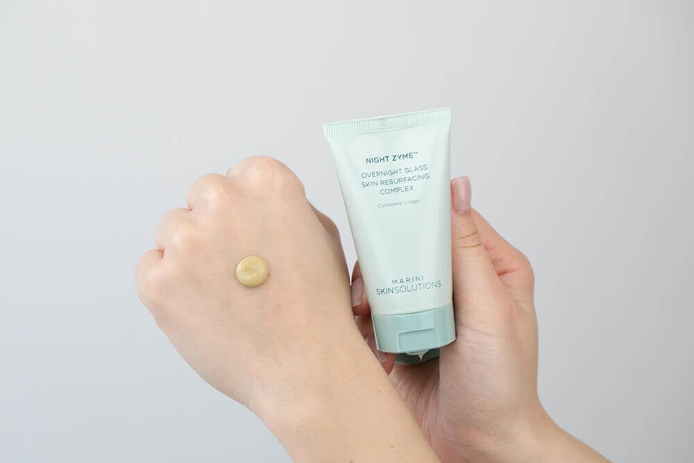 Marini SkinSolutions Night Zyme™ Maska na noc rozświetlająco-napinająca 48 g