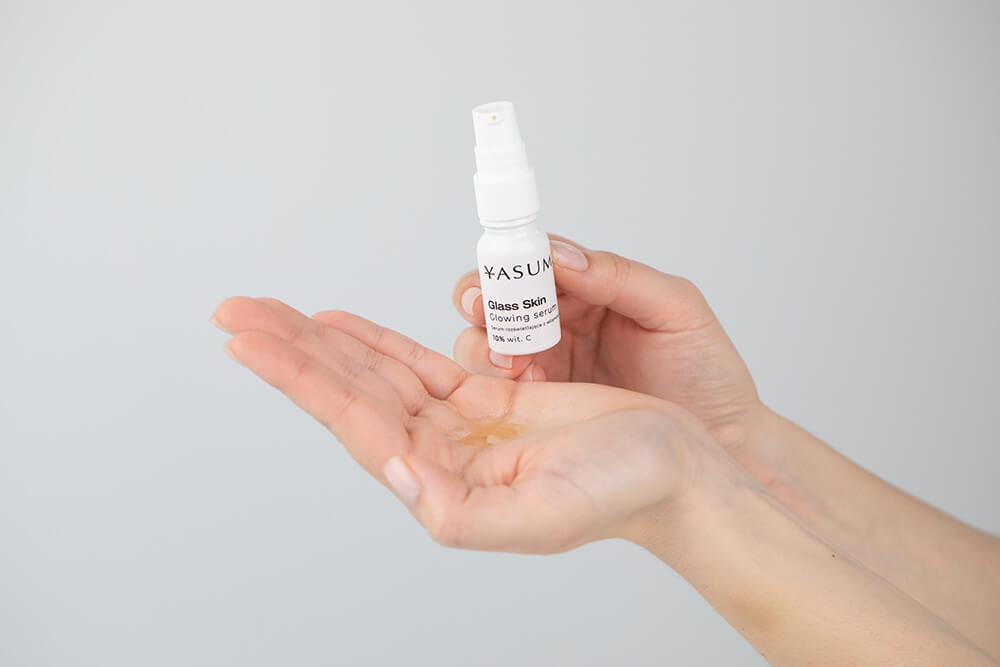 Yasumi Glass Skin Glowing Serum Serum rozświetlające do twarzy z witaminą C (10%) 10 ml