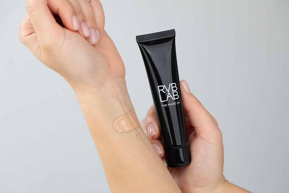 RVB LAB Make Up Illuminating Light Foundation Lekki podkład rozświetlający (nr 31) 30 ml