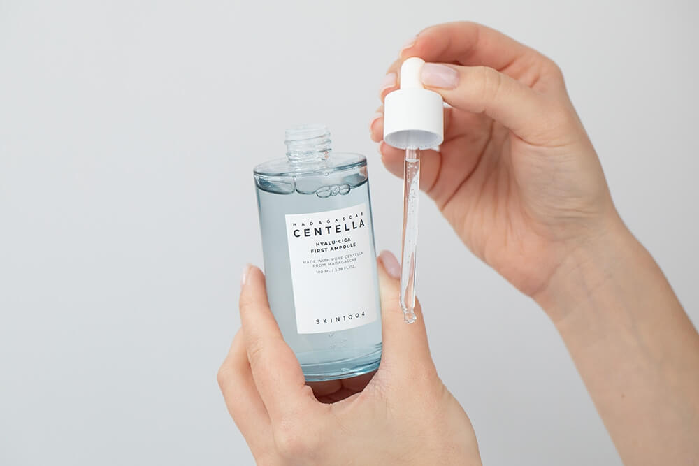 Skin1004 Madagascar Centella Hyalu-Cica First Ampoule Wielozadaniowa ampułka nawilżająca z wyciągiem z wąkroty azjatyckiej 100 ml