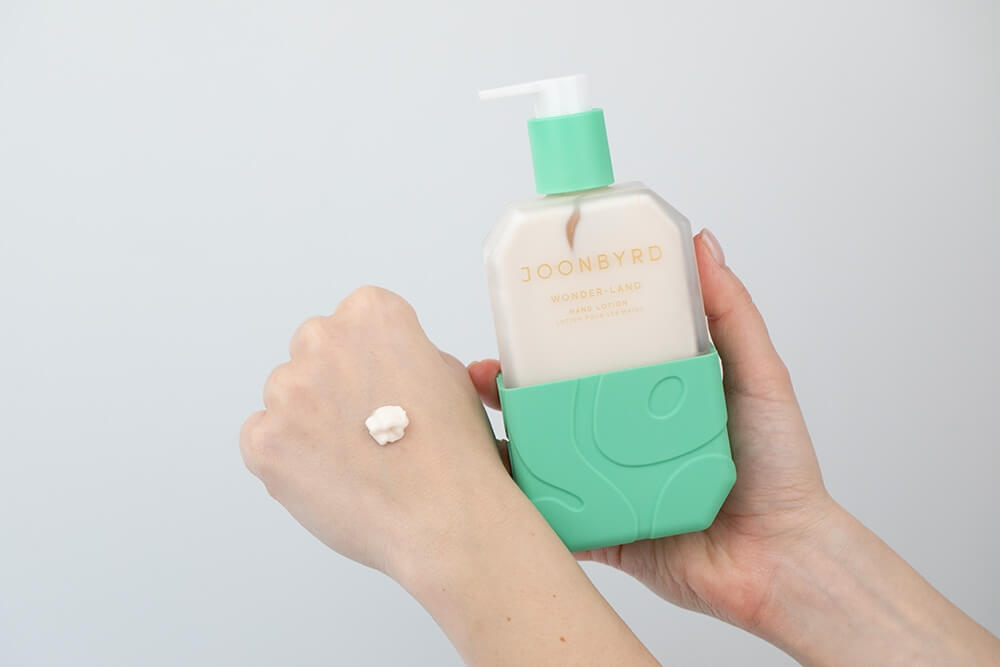 Joonbyrd Wonder Land Hand Lotion Balsam do rąk o nutach zapachowych bursztynu, jaśminu, brązowego cukru i pomarańczy 300 ml