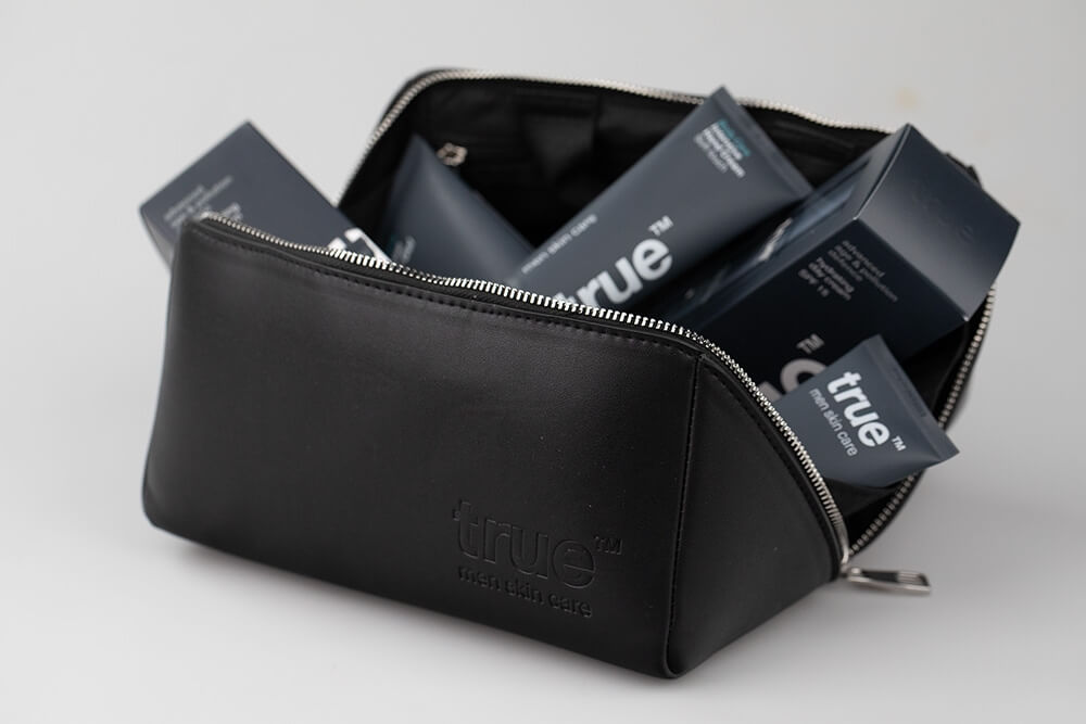 True Simple Daily Skin Care Routine ZESTAW Nawilżający żel do mycia twarzy 200 ml + Regenerujący krem na noc 50 ml + Nawilżający krem na dzień 50 ml + Serum pod oczy 20 ml + Kosmetyczka