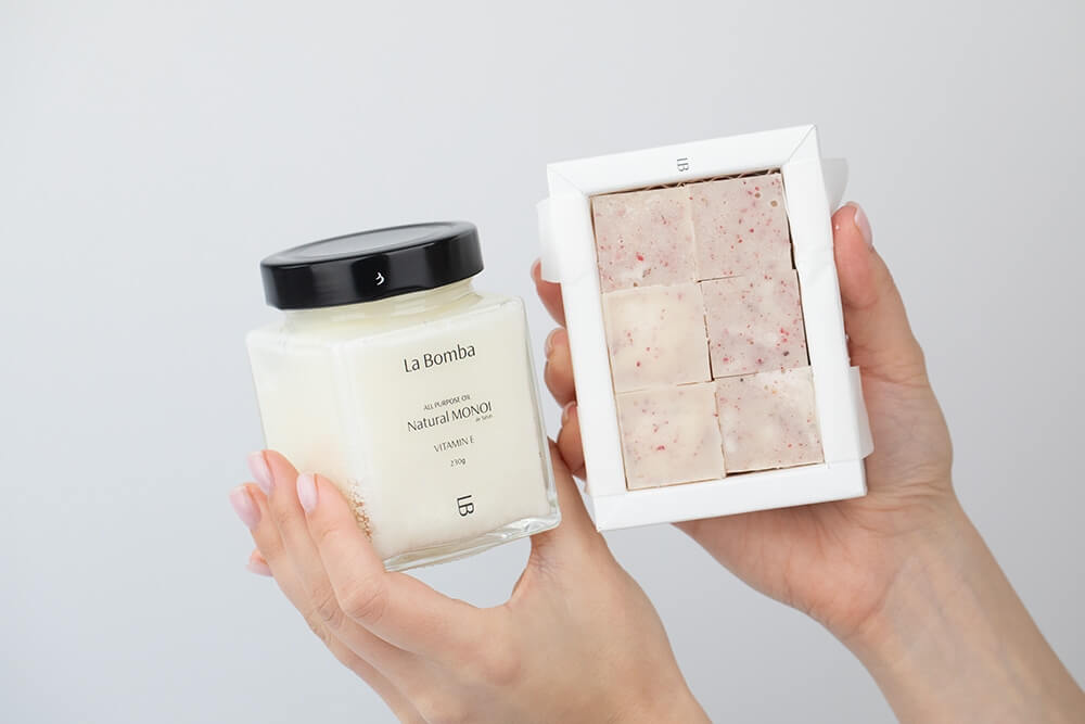 La Bomba Body Scrub Cubes No. 01 + Natural Monoi Vitamine E ZESTAW Kostki peelingujące 6 szt. + Olej Monoi 230 g