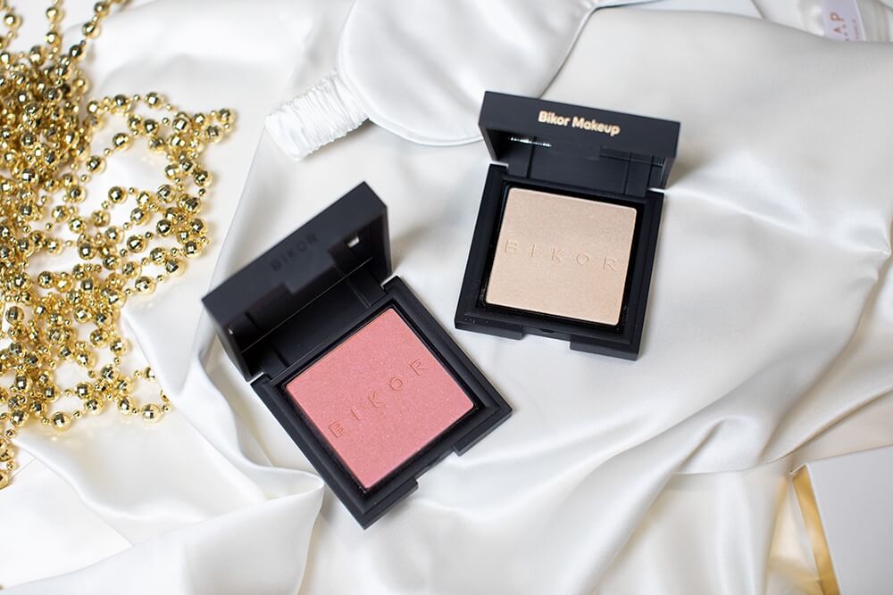 Bikor Kyoto Highlighter Rozświetlacz N°2 - jedwabista, kremowa formuła 8 gBikor Como Blush Róż - N°4 Summer Glow Satined (satynowy, opalizujący róż) 8 g