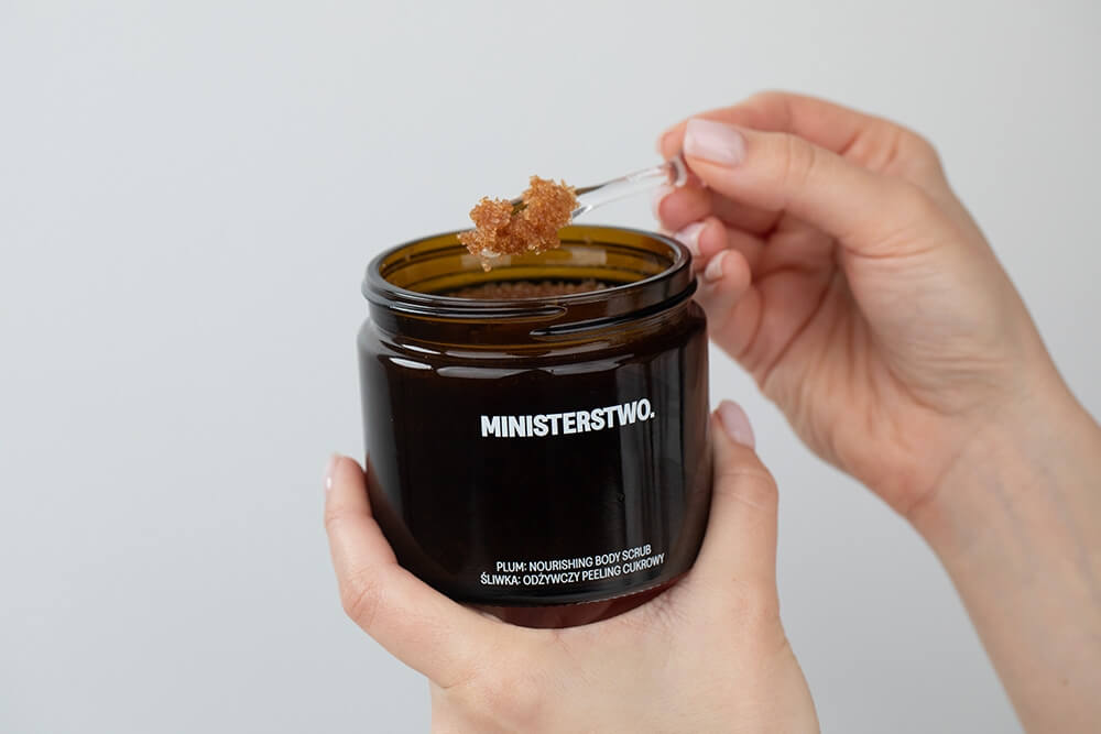 Ministerstwo Dobrego Mydła Rozmaryn + Sól + Śliwka + Algi+ Pantenol ZESTAW Żel pod prysznic 400 ml + Odżywczy peeling cukrowy 300 g + Nawilżający balsam do ciała 250 ml