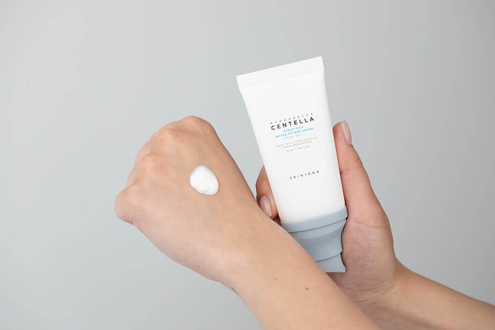 Skin1004 Centella Hyalu-Cica WATER-FIT Sun Serum SPF 50+ PA++++ Lekki nawilżający krem przeciwsłoneczny SPF 50+ PA++++ 50 ml