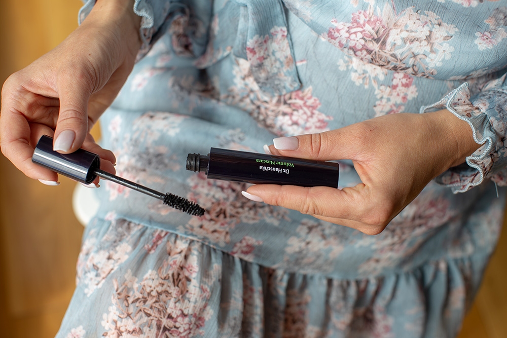 Dr Hauschka Volume Mascara Pogrubiający tusz do rzęs (kolor 01 Black) 8 ml