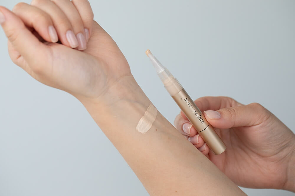 Jane Iredale Active Light Korektor pod oczy i rozświetlacz do twarzy w płynie (No1) 2 g