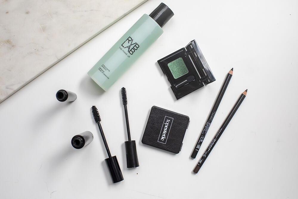 RVB LAB Make Up Biphasic Make Up Remover Dwufazowy zmywacz do makijażu 125 mlRVB LAB Make Up Essential Eyeshadow Cień do powiek (nr 07) 2 gRVB LAB Make Up Eye Pencil Kredka do oczu (nr 11) 1,5 gRVB LAB Make Up Eye Pencil Kredka do oczu (nr 12) 1,5 gRVB LAB Make Up False Eyelashes Mascara 21 Tusz z efektem sztucznych rzęs 8 mlRVB LAB Make Up Extra Volume Mascara 11 Tusz extra pogrubiający 14 ml