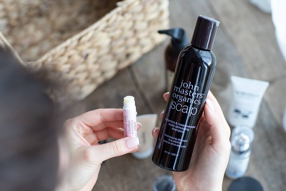 John Masters Organics Lip Calm Classic Balsam do ust klasyczny 4 gJohn Masters Organics Spearmint & Meadowsweet Scalp Stimulating Shampoo Mięta i wiązówka błotna – Szampon stymulujący skórę głowy 236 ml