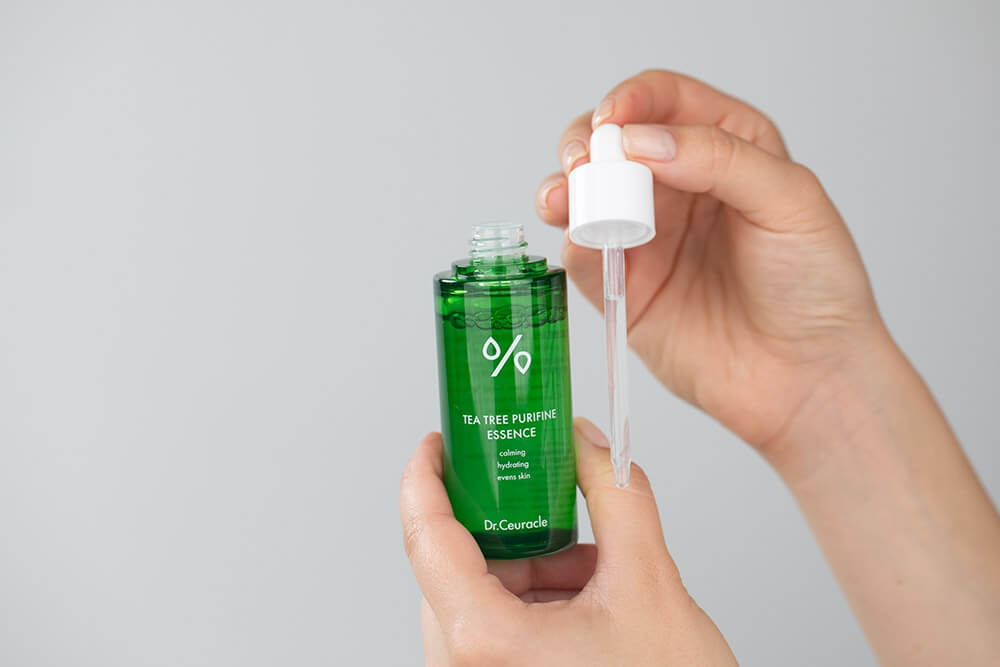 Dr Ceuracle Tea Tree Purifine Essence Kojąca esencja z hydrolatem z drzewa herbacianego łagodzi i nawilża cerę 50 ml