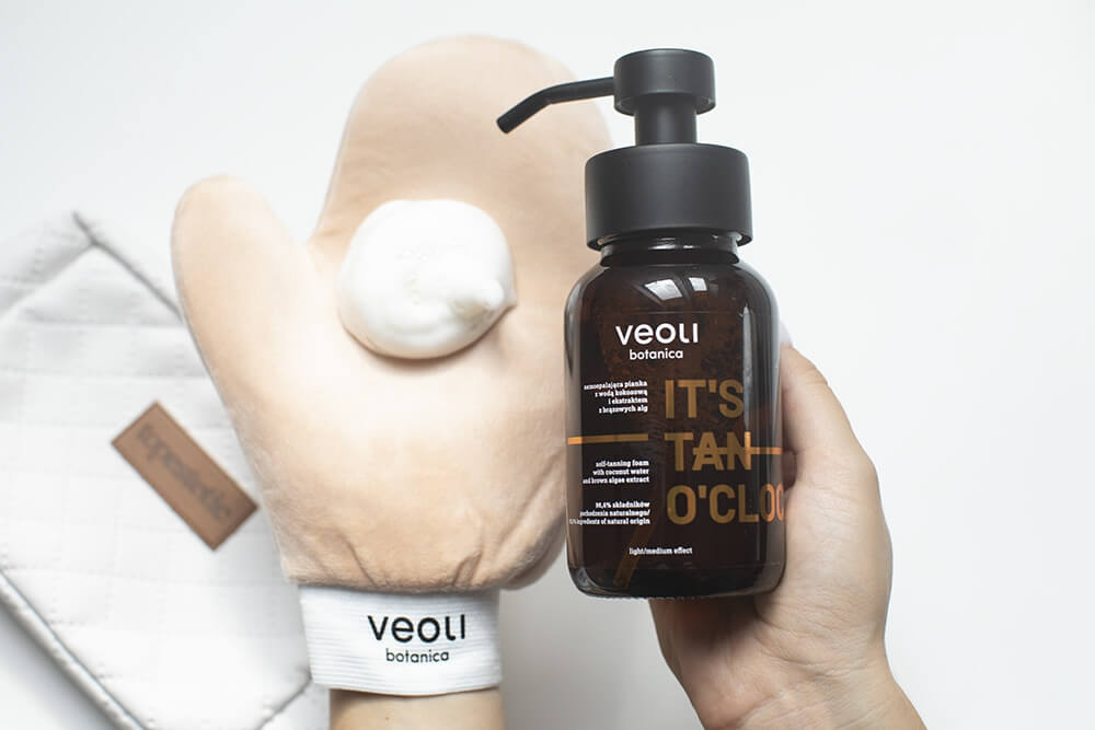 Veoli Botanica It’s Tan O’Clock + I gLove Tan ZESTAW Samoopalająca pianka z wodą kokosową i ekstraktem z brązowych alg 240 ml + Rękawica do aplikacji produktów brązujących 1 szt