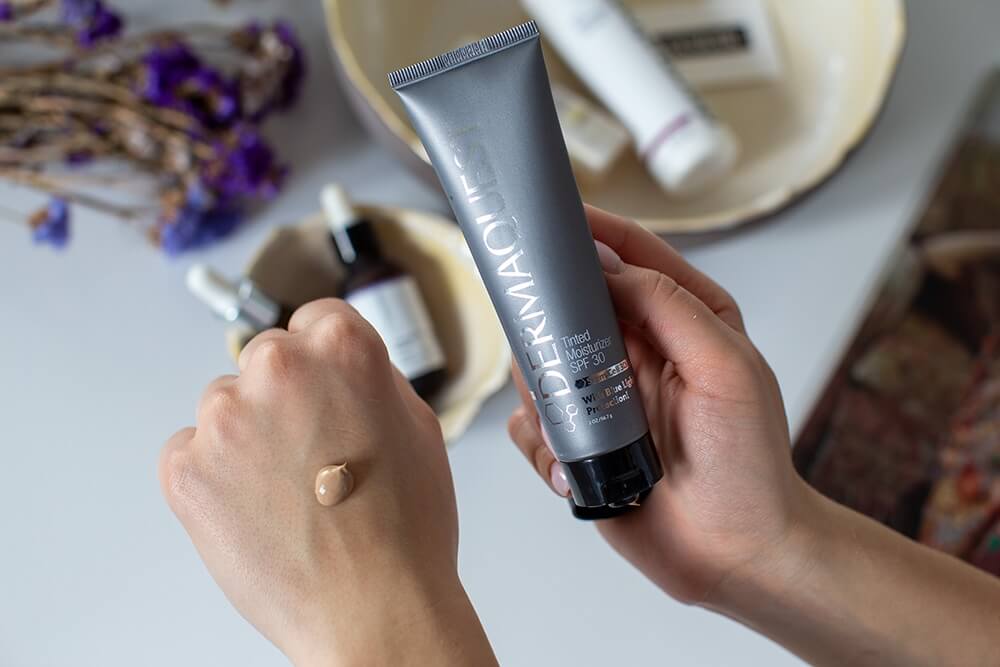 Dermaquest 3D Tinted Moisturizing Broad Spectrum SPF 30 Trójwymiarowy, ekskluzywny krem fotoprotekcyjny o pełnym spektrum ochrony 57 g