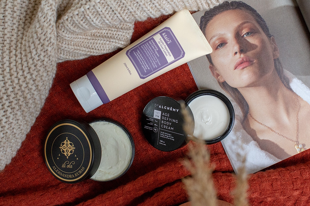 Ili Ola Face & Body Rejuvenating Ritual Oriental Orientalny mus do twarzy i ciała 100 mlKlairs Supple Preparation All-Over Lotion Nawilżająca emulsja do twarzy i ciała na bazie Masła Shea 250 mlDalchemy Age Defying Body Cream Przeciwstarzeniowy krem do ciała 100 ml
