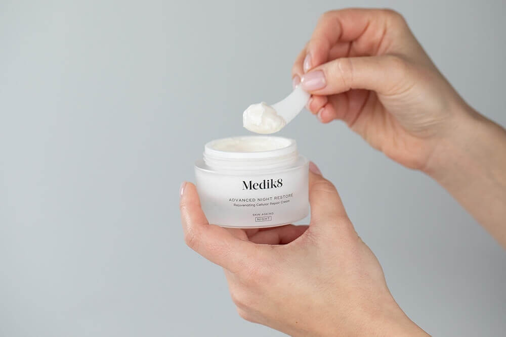 Medik8 Advanced Night Restore + Advanced Night Eye + Kosmetyczka Topestetic ZESTAW Odbudowujący krem naprawczy na noc 50 ml + Odżywczy krem pod oczy 15 ml + Czarna, duża 1 szt