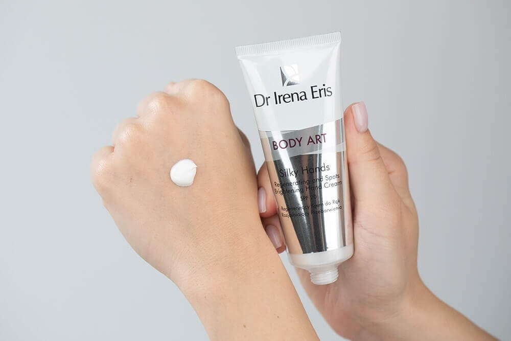 Dr Irena Eris Silky Hands - Regenerating And Spots Brightening Hand Cream SPF20 Regenerujący krem do rąk rozjaśniający przebarwienia 75 ml