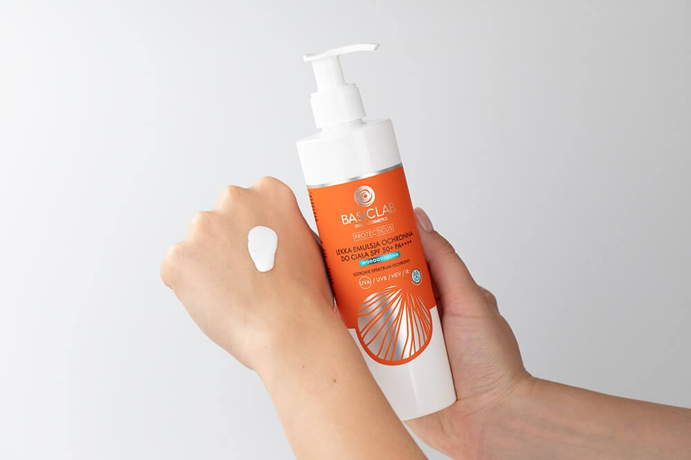 BasicLab Prewencja i Antyoksydacja SPF 50+ PA++++ Lekka emulsja ochronna do ciała 300 ml